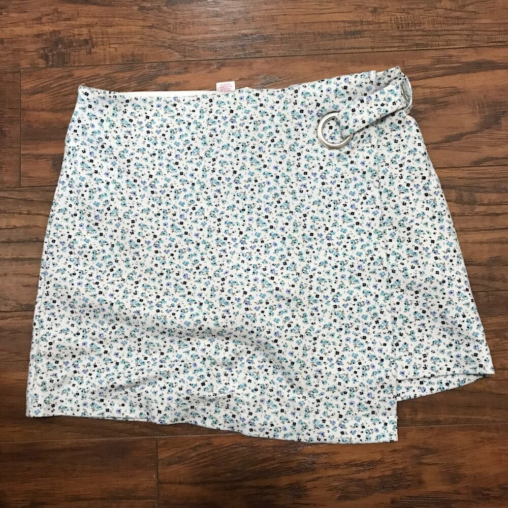 Justice Brand Skort in white and blue floral.  Silver accents. Size 10, LIKE NEW